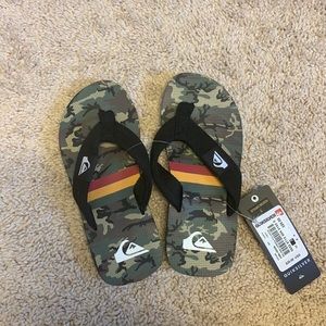 Boys NWT Quiksilver flip flops